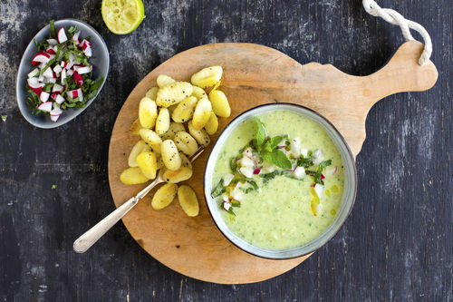 Zucchini-Kokos-Cremesuppe mit Gnocchi und Sonnenblumenkernen