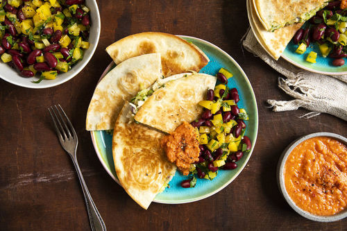 Mexikanische Quesadillas mit roten Bohnen und Tomatensalsa