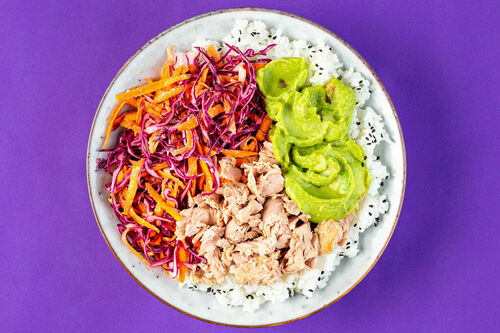 Thunfisch-Poke-Bowl auf Sushireis mit frischem Rotkohl und Guacamole
