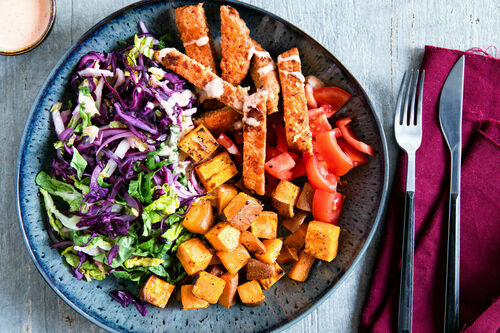 Vegane Burger-Bowl mit Sriracha-Mayo mit Süßkartoffeln und Rotkohlsalat