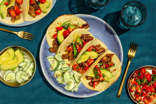Üppige Schweinefleisch-Carnitas mit Chipot mit Tomatensalsa, Gurkensalat & Avocado