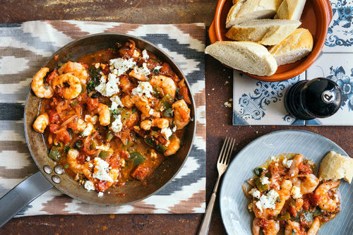 Mediterrane Garnelenpfanne mit Feta und knusprigem Baguette
