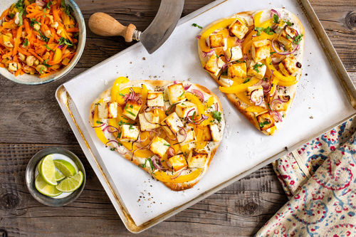 Indische Bazlama-Pizza mit Paneer dazu Karotten-Cashew-Salat