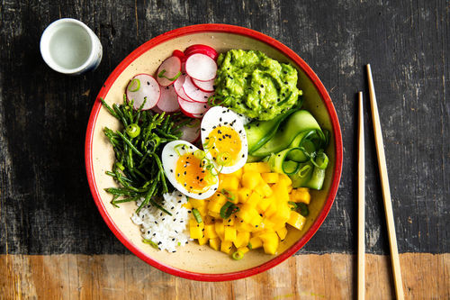 Avocado-Reis-Bowl mit Mango und Ei mit Queller und Wasabi-Guacamole