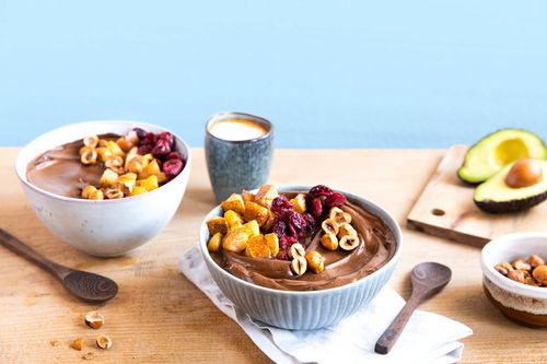 Special: Schoko-Smoothie-Bowl vegan mit Avocado und karamellisierter Birne
