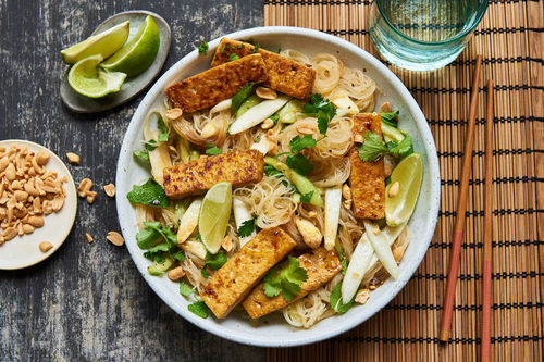 Vietnamesischer Glasnudelsalat mit Spargel und Tofu