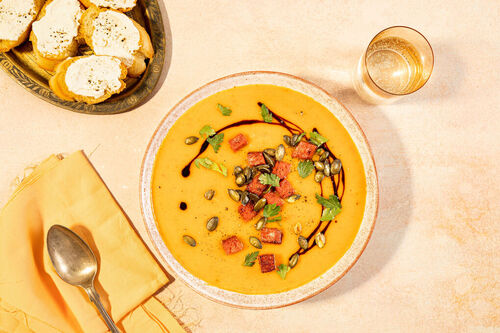 Kürbiscremesuppe mit Chorizo dazu knuspriges Baguette mit Feta