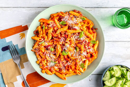 One-Pot-Pasta mit Speck und Kichererbsen dazu Gurkensalat