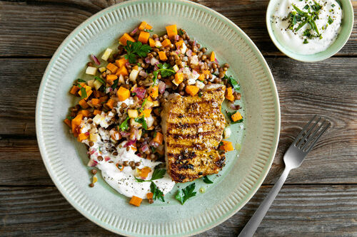 Saftiges Schweinerückensteak mit feinem Birnen-Linsen-Gemüse