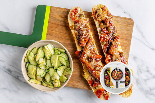 Sandwich mit Teriyaki-Hähnchencurry dazu würziger Miso-Gurken-Salat