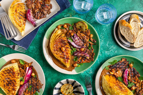 Weißkohl und Austernpilze vom Grill mit veganer Miso-Knoblauch-Sauce und Nüssen