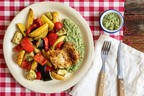 Würziges Hähnchen mit Ofengemüse dazu cremige Salsa verde