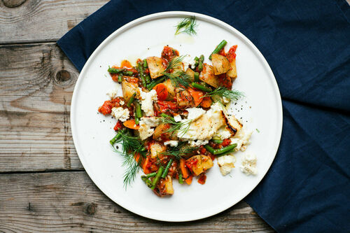 Gebackener Feta auf griechischem Tomaten-Bohnen-Gemüse