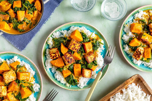 Kokos-Tofu-Curry mit Süßkartoffeln mit lockerem Reis und Spinat
