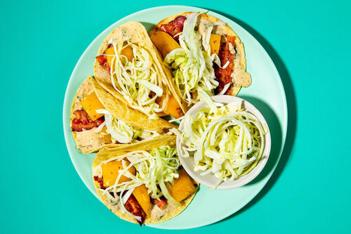 Tacos mit Speck und Weißkohlsalat an würzigem Lauchzwiebel-Joghurt