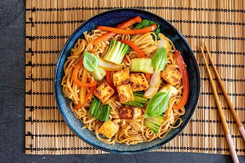 Knuspriger Tofu mit „betrunkenen Nudeln“ mit Pak Choi und Thai-Basilikum