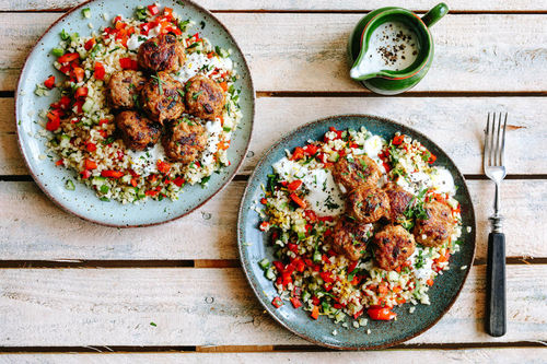 Würzige Schweinehackbällchen mit buntem Bulgursalat und Minzedip