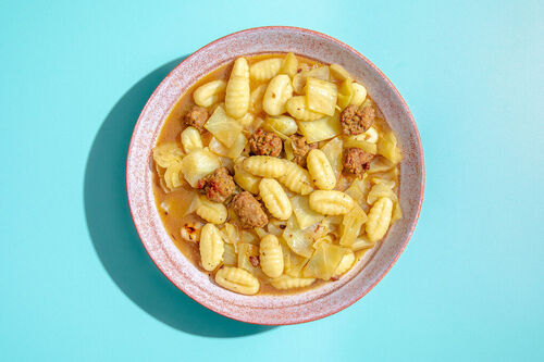 Weißkohl-Eintopf mit Rindswurst dazu fluffige Gnocchi