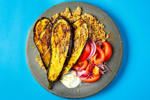 Ofen-Auberginen mit Tomatensalat dazu zitronige Quinoa und Joghurtdip