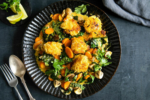 Pikante Curry-Reisbällchen mit Kokos-Gemüse und Limette