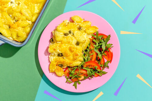 Gnocchigratin mit Kapern und Käsekruste dazu Tomaten-Rucola-Salat