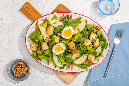 Sellerie-Apfel-Salat in Sardellendressing mit knusprigen Croûtons und gekochtem Ei
