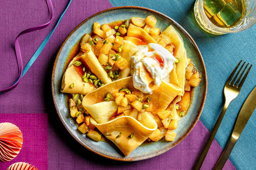 Crêpes mit Birnenkompott serviert mit Crème fraîche und Pistazien