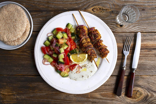 Mediterrane Hähnchenspieße mit Vollkornpitabrot & Tomaten-Gurken-Salat