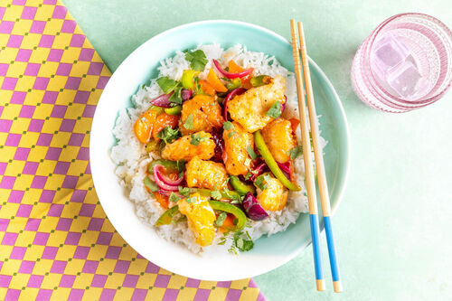 Gebratenes Seehechtfilet süß-sauer mit Paprikagemüse auf duftendem Jasminreis