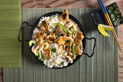 Kokos-Hähnchencurry mit Gemüse dazu duftiger Basmatireis