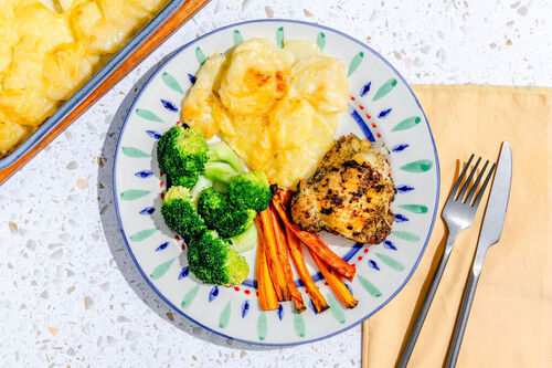 Würzige Hähnchenoberkeulen mit Kartoffelgratin, Brokkoli und Karotten