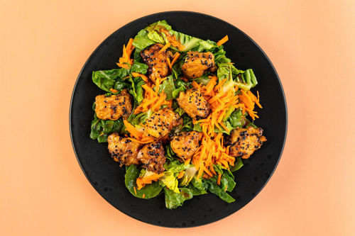 Asiatisches Sesam-Hähnchen auf würzigem Romana-Karotten-Salat