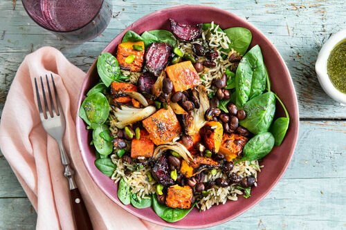 Gebackenes Gemüse auf Vollkornreis mit Babyspinat und Zitronen-Mohn-Dressing