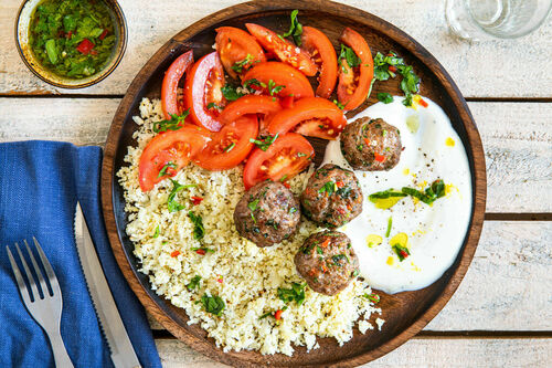 Chimichurri-Rinderhackbällchen mit Blumenkohlreis und Joghurtdip
