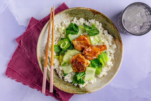 Karamellisiertes Hähnchen mit gedämpftem Pak Choi und Sushireis
