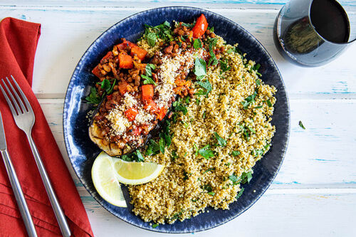 Überbackene Aubergine orientalische Art mit Paprika-Linsen-Füllung und Quinoa