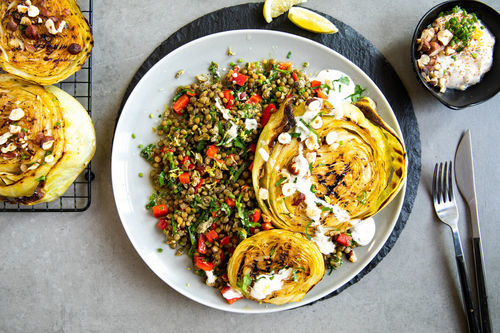 RS Weißkohlsteaks mit Chimichurri-Linsen und cremigem Knoblauchdip mit Koriander