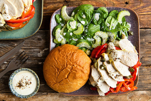 Hähnchensandwich mit Paprika dazu Sellerie-Spinat-Salat mit Mohndressing