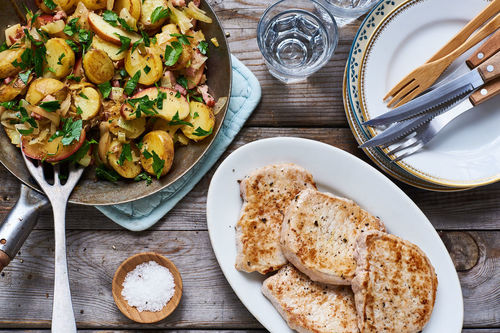 Zartes Schweinerückensteak dazu Bratkartoffeln mit Speck