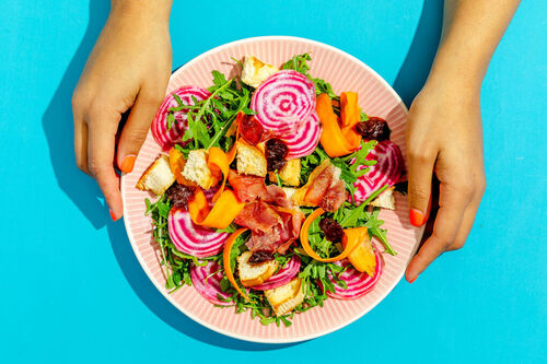 Chioggia-Salat mit Serrano-Chips dazu knusprige Croûtons und Pflaumenchutney