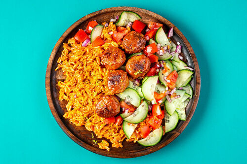 Vegane Fleischbällchen auf Tomatenreis dazu Tomaten-Gurken-Salsa