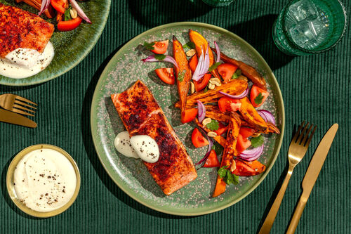 Saftiges Tandoori-Lachsfilet auf warmem Süßkartoffelsalat mit Koriander