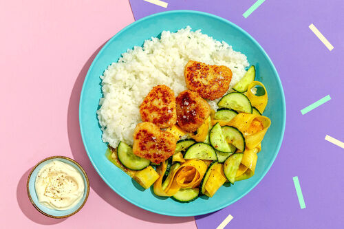 Goldbraune Fischnuggets auf Sushireis mit knackigem Gurken-Karotten-Salat