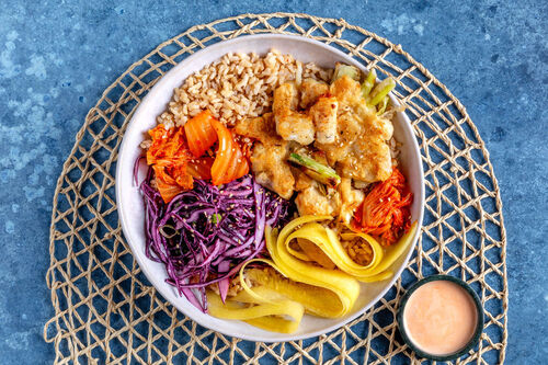 Knusprige Alaska-Seelachs-Reis-Bowl mit Kimchi und Rotkohl-Slaw