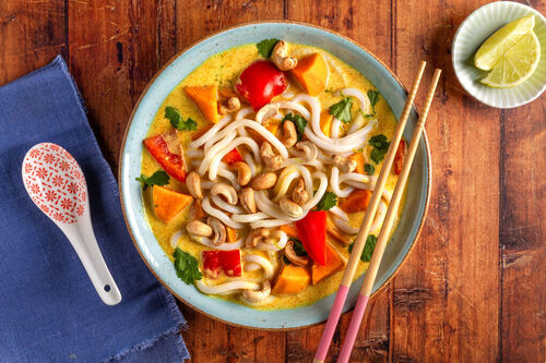 Asiatische Süßkartoffel-Kokosmilch-Suppe mit Curry und Udon-Nudeln