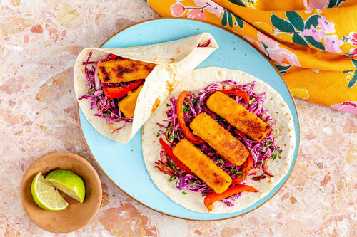 Vegane „Fischstäbchen“-Wraps mit Koriander-Slaw & High-Protein-Tortillas