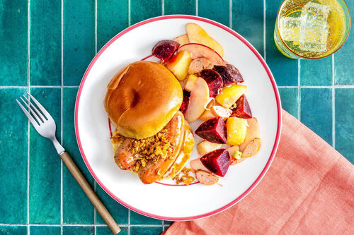 Würstchenburger mit Bio-Rindswurst dazu Kartoffelsalat mit Roter Bete und Apfel
