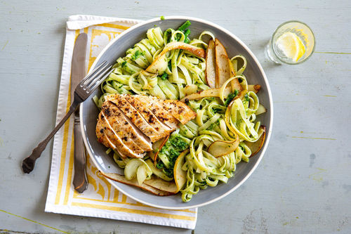 Zitronige Hähnchen-Tagliatelle mit Birne, Bohnen und Rucolapesto