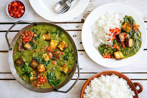 Indisches Spinat-Paneer-Curry mit duftigem Basmatireis