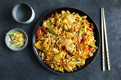 Schnelle Hähnchen-Nudelpfanne mit Gemüse und gerösteten Erdnüssen